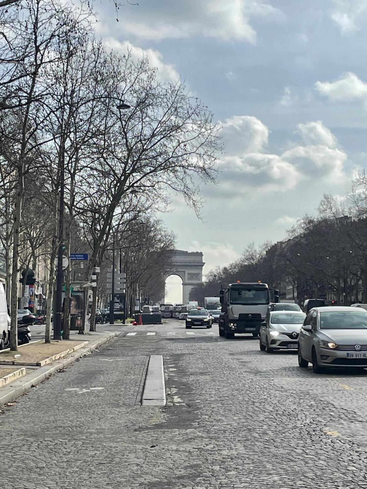 Privee, Sdb Partage, Arc De Triomphe, Metro 1, T3b, Rer C E A Séjour chez l'habitant *